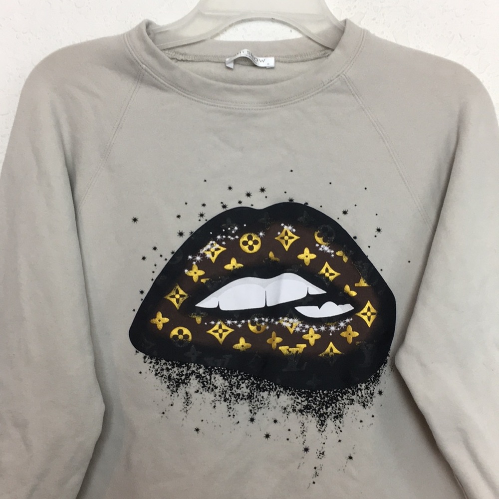 ✅Women SHE SHOW Graphic Sweater Size S - Picture 2 of 4